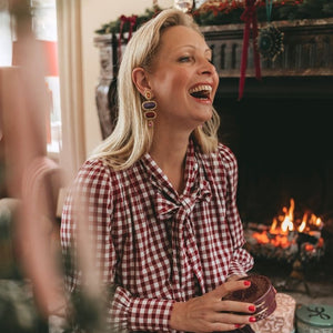 Elegante Soutacheohrringe mit Elementen in Violett und Rot