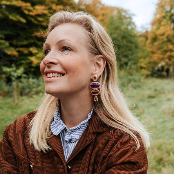 Elegante Soutacheohrringe mit Elementen in Violett und Rot