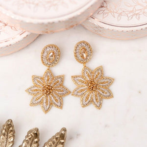 Elegante Soutache-Ohrringe als Edelweiß-Blüte