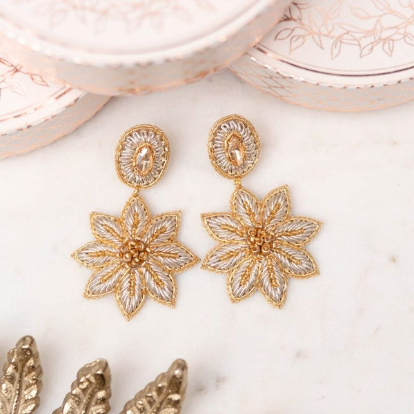 Elegante Soutache-Ohrringe als Edelweiß-Blüte