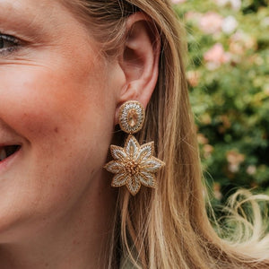 Elegante Soutache-Ohrringe als Edelweiß-Blüte