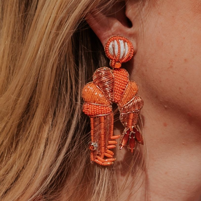 Sommerliche Soutache-Ohrringe als orangefarbene Garnele