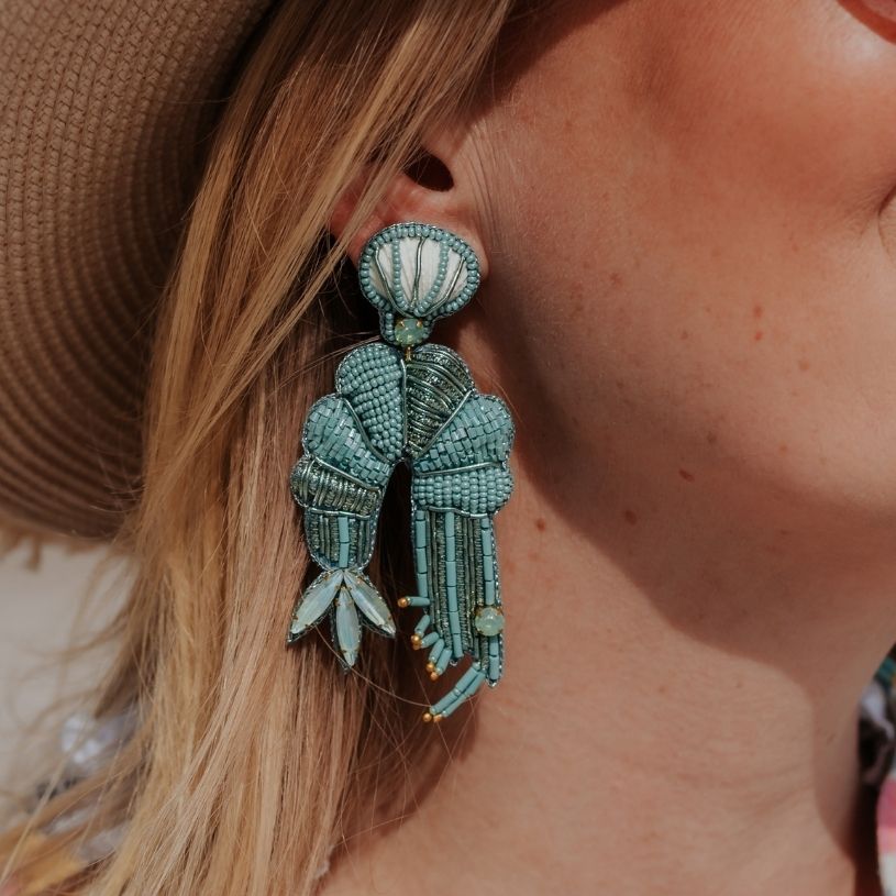 Sommerliche Soutache-Ohrclips als türkisblaues Garnele