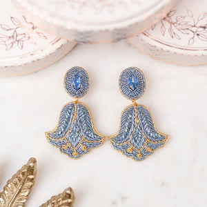 Elegante Soutache-Ohrringe als hellblaue Glockenblume