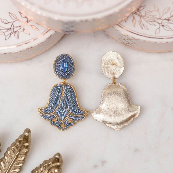 Elegante Soutache-Ohrringe als hellblaue Glockenblume