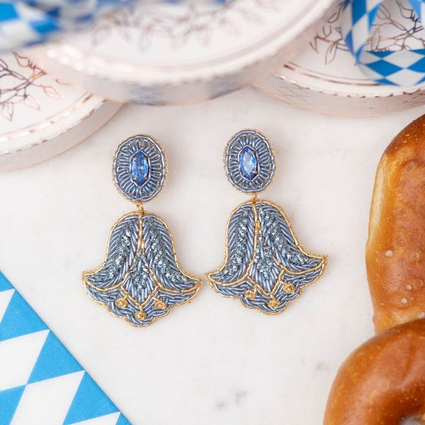 Elegante Soutache-Ohrringe als hellblaue Glockenblume