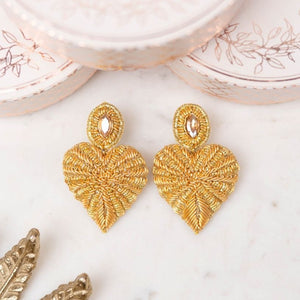 Goldene Soutache-Ohrringe als kleines Herz