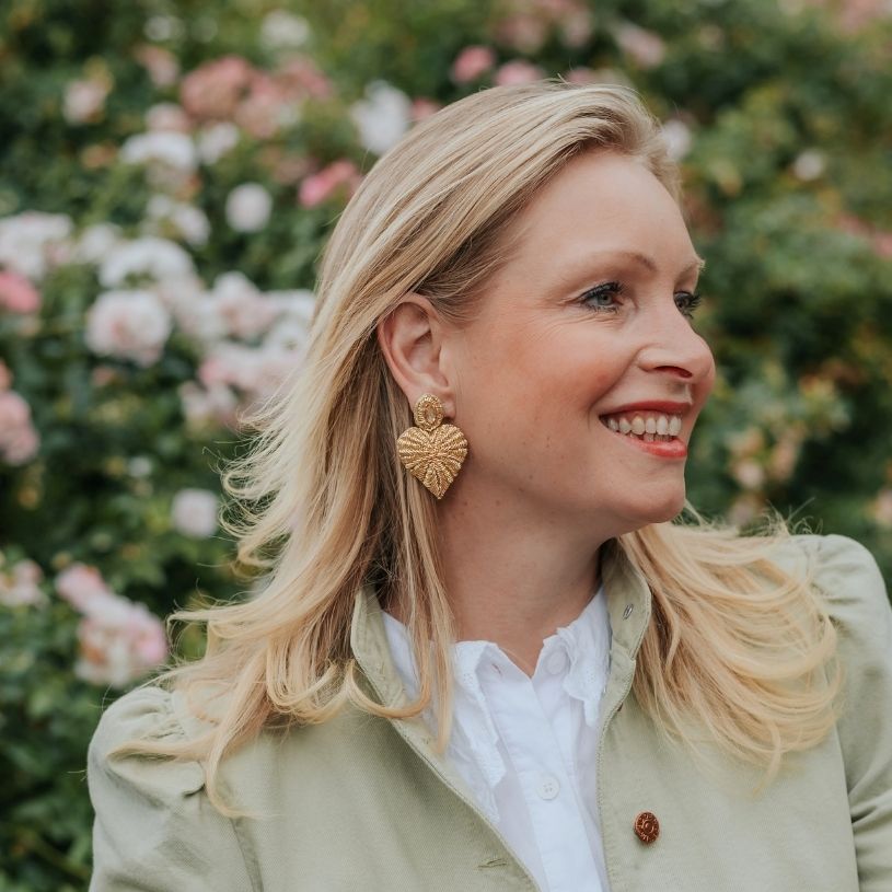 Goldene Soutache-Ohrringe als kleines Herz