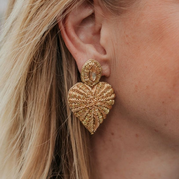 Goldene Soutache-Ohrringe als kleines Herz