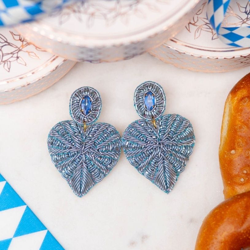Hellblaue Soutache-Ohrringe als kleines Herz