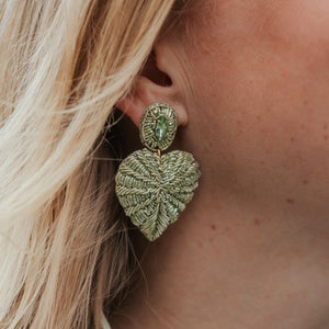 Lindgrüne Soutache-Ohrringe als kleines Herz