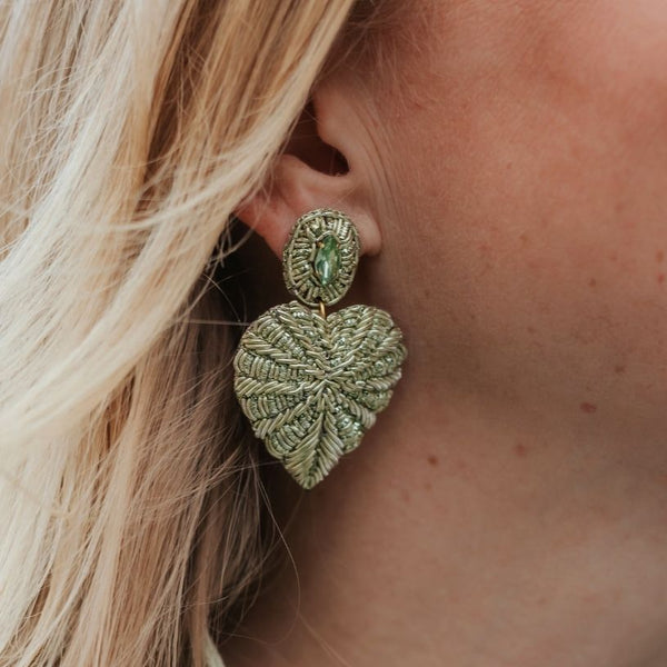 Lindgrüne Soutache-Ohrringe als kleines Herz
