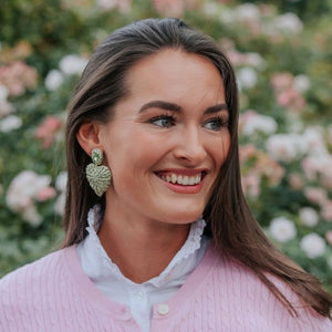 Lindgrüne Soutache-Ohrringe als kleines Herz