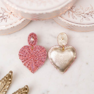 Rosafarbene Soutache-Ohrringe als kleines Herz