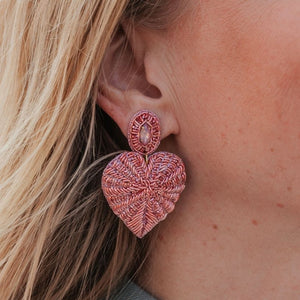 Rosafarbene Soutache-Ohrringe als kleines Herz