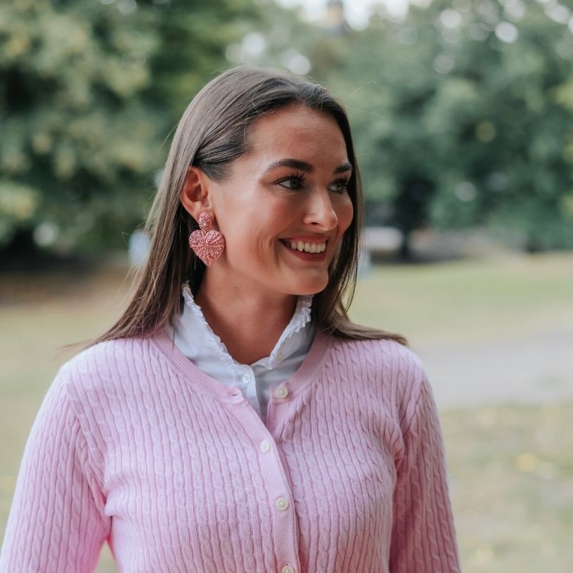 Rosafarbene Soutache-Ohrringe als kleines Herz