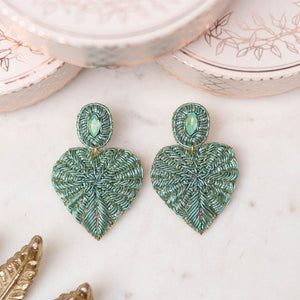 Sabeigrüne Soutache-Ohrringe als kleines Herz