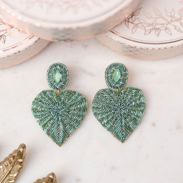 Sabeigrüne Soutache-Ohrringe als kleines Herz