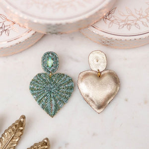 Sabeigrüne Soutache-Ohrringe als kleines Herz