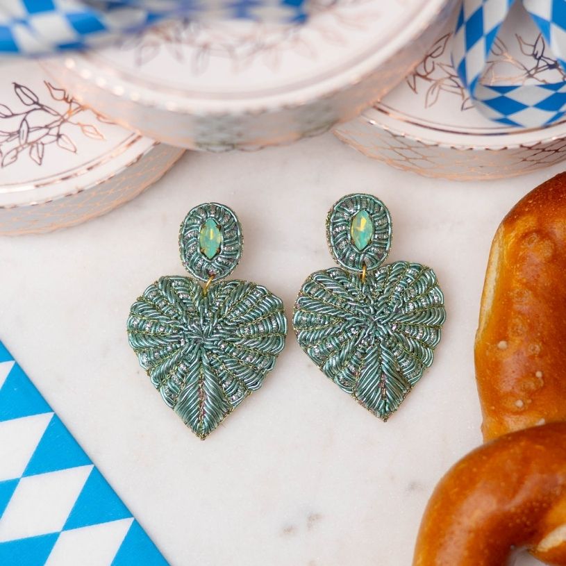 Sabeigrüne Soutache-Ohrringe als kleines Herz