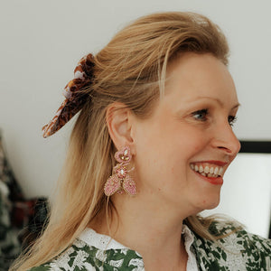 Auffällige SoutacheOhrringe als rosafarbene Hummel