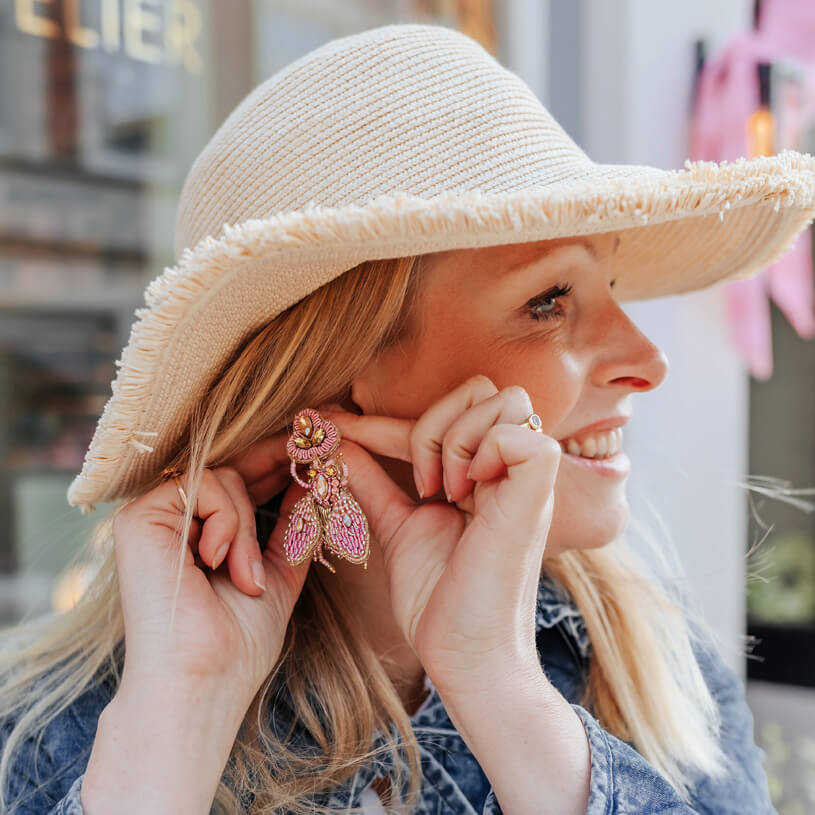 Auffällige SoutacheOhrringe als rosafarbene Hummel