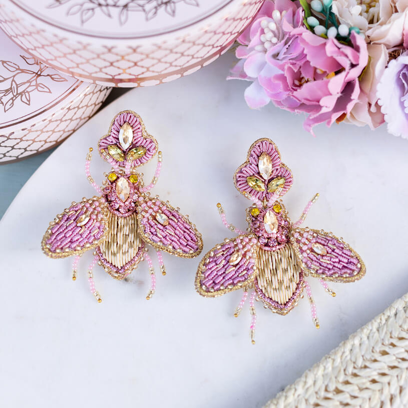 Auffällige SoutacheOhrringe als rosafarbene Hummel