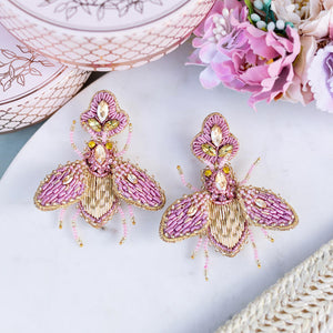 Auffällige SoutacheOhrringe als rosafarbene Hummel