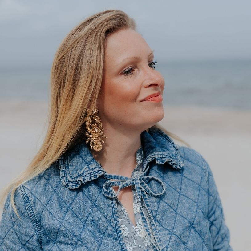 Auffällige Soutache-Ohrclips als goldfarbener Hummer