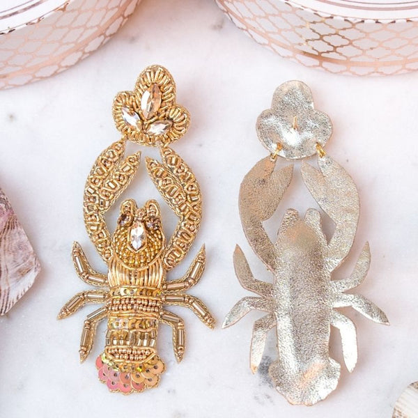 Auffällige Soutache-Ohrringe als goldfarbener Hummer