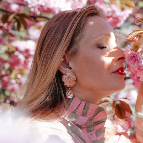 Feminine Soutacheohrringe als rosafarbene Kirschblüte