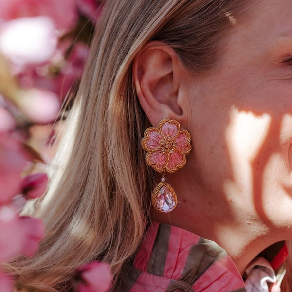 Feminine Soutacheohrringe als rosafarbene Kirschblüte