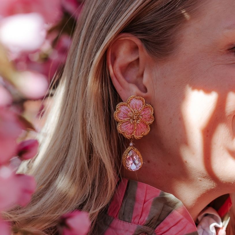 Feminine Soutacheohrringe als rosafarbene Kirschblüte