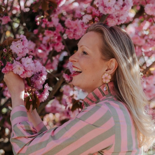 Feminine Soutacheohrringe als rosafarbene Kirschblüte