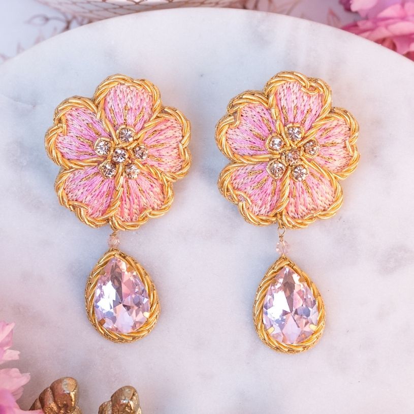 Feminine Soutacheohrringe als rosafarbene Kirschblüte