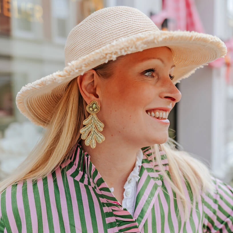 Auffällige SoutacheOhrringe als hellgrüne Koralle