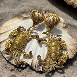Elegante Soutache-Ohrringe als goldfarbener Krebs