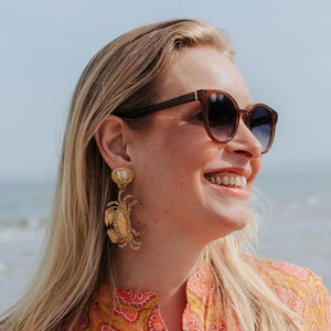 Elegante Soutache-Ohrringe als goldfarbener Krebs
