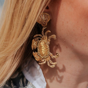 Elegante Soutache-Ohrringe als goldfarbener Krebs
