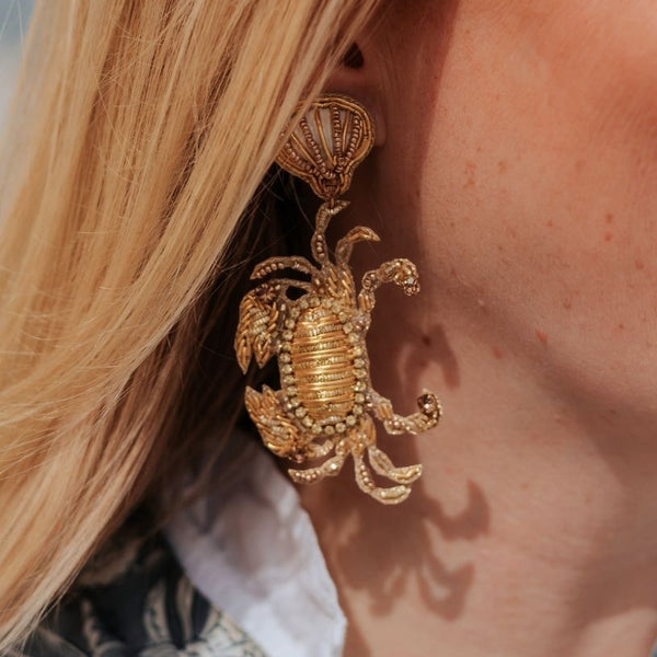 Elegante Soutache-Ohrringe als goldfarbener Krebs