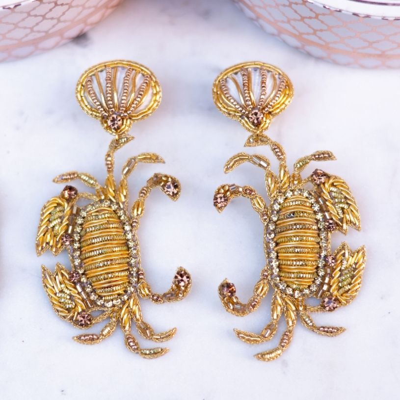 Elegante Soutache-Ohrringe als goldfarbener Krebs