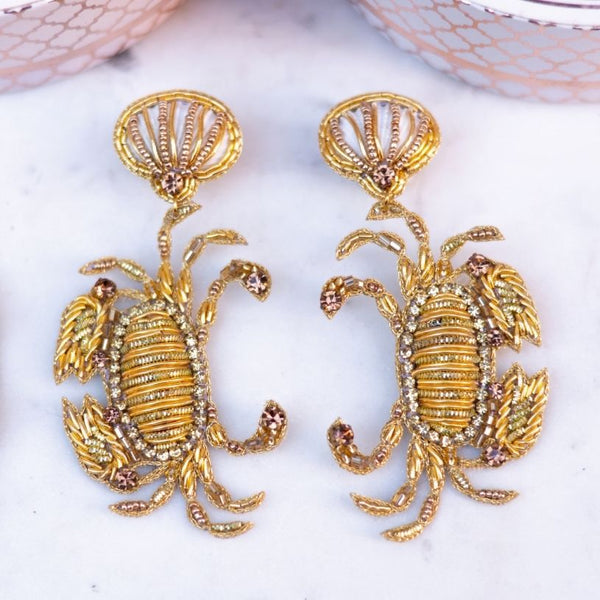 Elegante Soutache-Ohrringe als goldfarbener Krebs