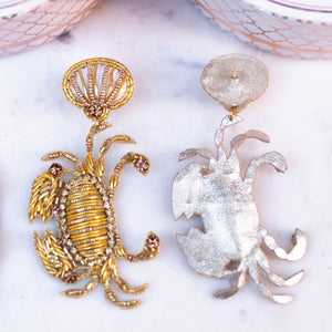 Elegante Soutache-Ohrringe als goldfarbener Krebs