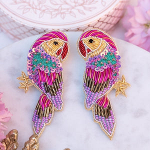 Bunte Soutache-Ohrringe als Papagei