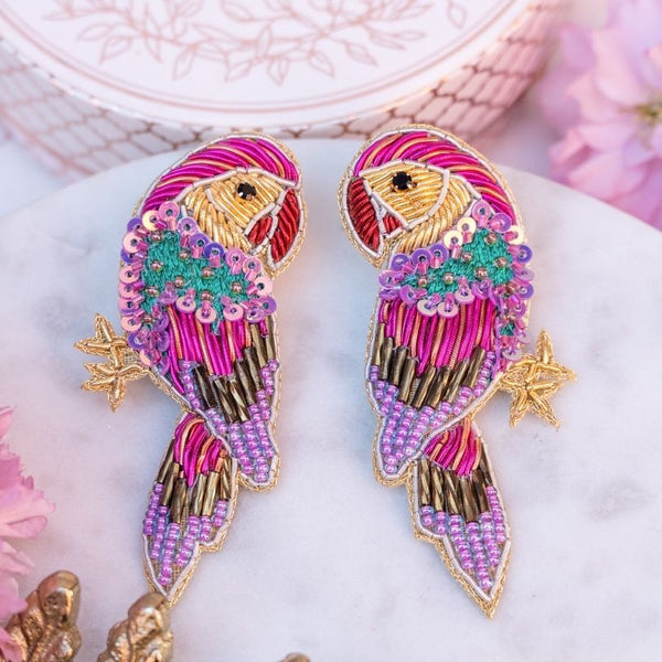 Bunte Soutache-Ohrringe als Papagei