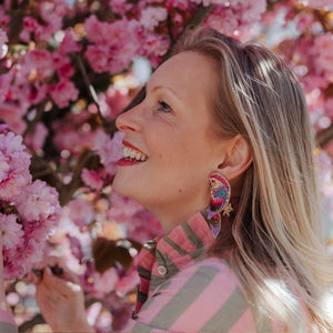 Bunte Soutache-Ohrringe als Papagei