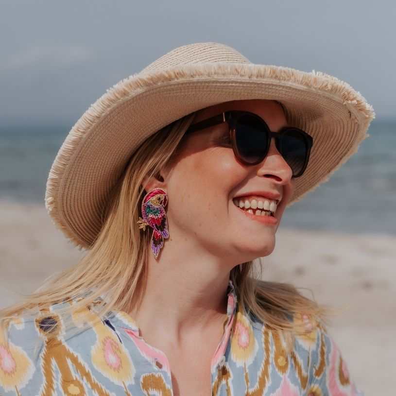 Bunte Soutache-Ohrringe als Papagei