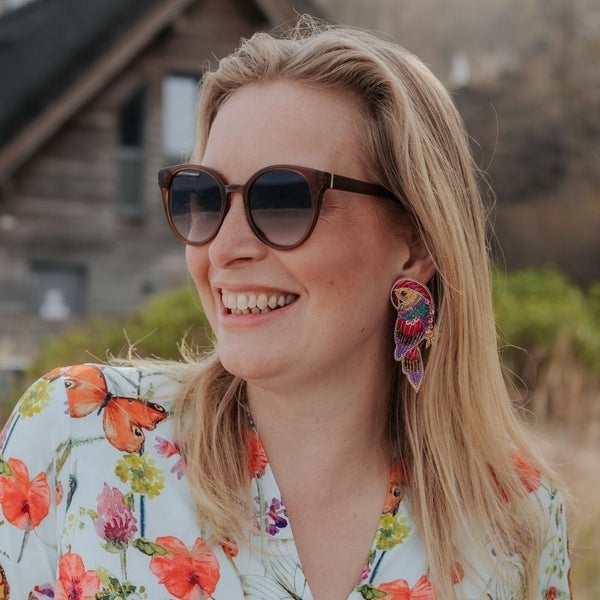 Bunte Soutache-Ohrringe als Papagei
