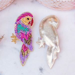 Bunte Soutache-Ohrringe als Papagei