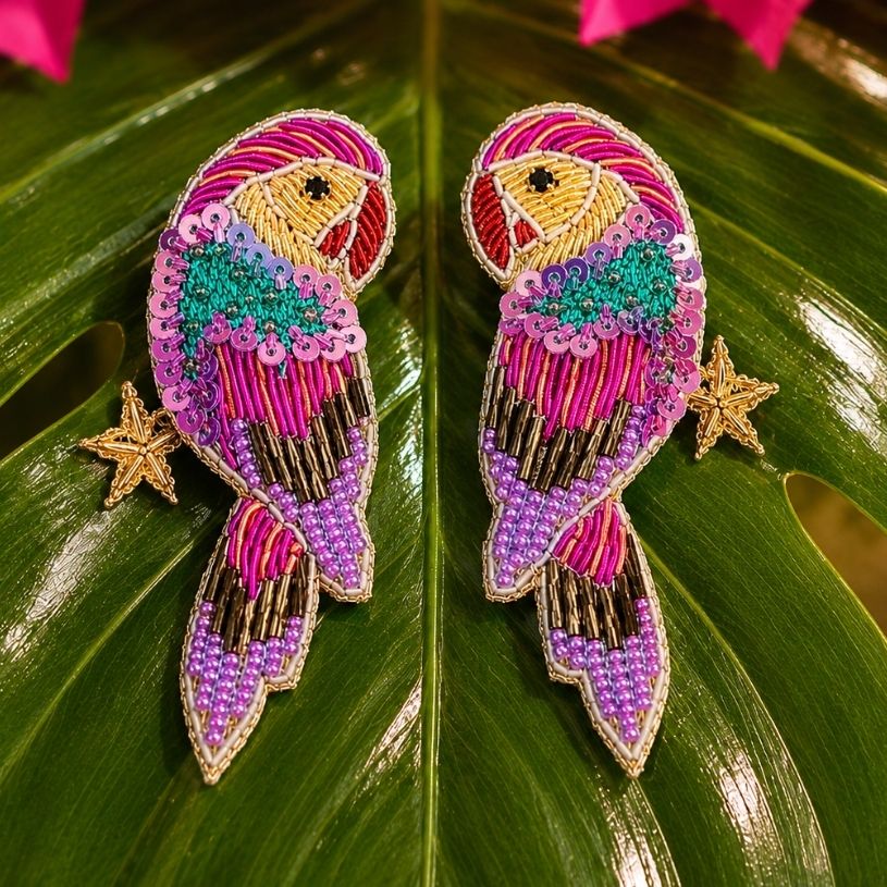 Bunte Soutache-Ohrringe als Papagei